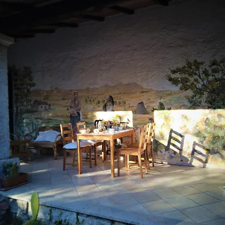 לינה וארוחת בוקר Sa Pischina *